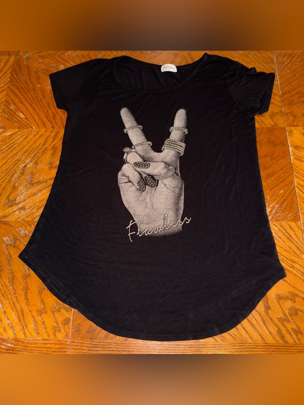 Face Kisses Black Flawless Ring Peace Sign Graphic Tee M
